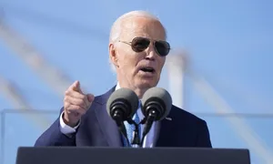 Những lần nói hớ của ông Biden gây khó cho bà Harris