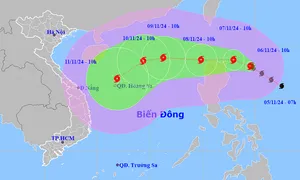 Bão mạnh cấp 13 gần Biển Đông