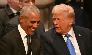 Khoảnh khắc ông Trump và ông Obama trò chuyện gây sốt