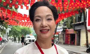 Nghệ sĩ Lê Khanh và đồng nghiệp hợp luyện diễu hành