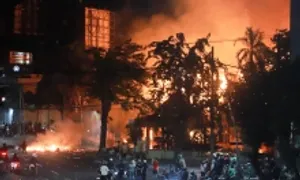 Nhà của Bộ trưởng Indonesia bị cướp phá giữa biểu tình Nhà của Bộ trưởng Indonesia bị cướp phá giữa biểu tình