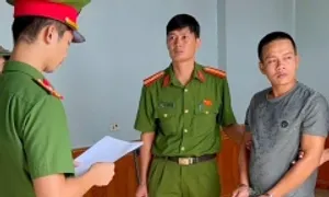 Bắt 3 con ruột tự tát vào mặt, quỳ trong nhiều tiếng